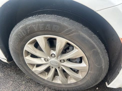 Used 2018 Chrysler Pacifica Touring-L image 5