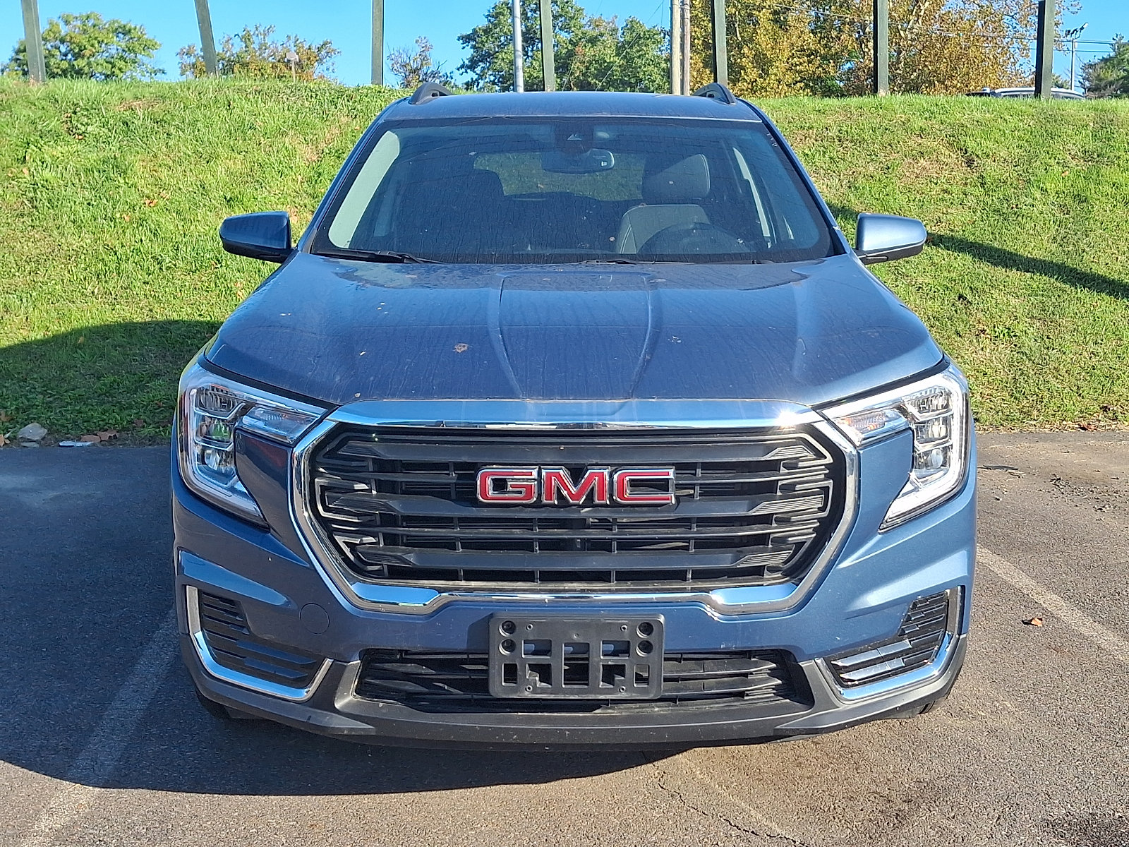 Used 2024 GMC Terrain SLE w/ Driver Convenience Package FWD image 2