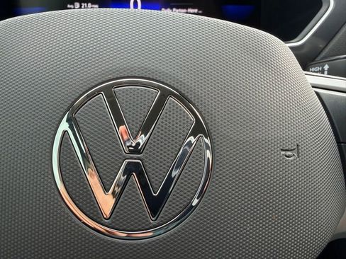 Used 2024 Volkswagen Tiguan SE image 30