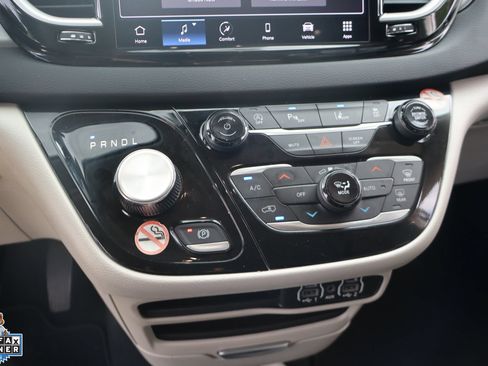 Used 2023 Chrysler Pacifica Touring-L FWD image 20