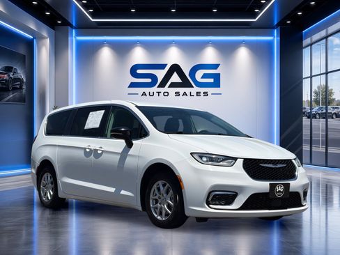 Used 2024 Chrysler Pacifica Touring-L FWD image 2