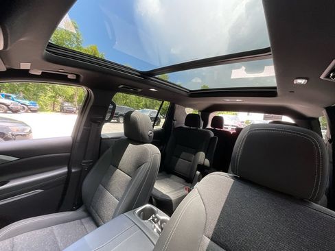 Used 2024 Chevrolet Traverse LT w/ Enhanced Driving Package FWD image 23