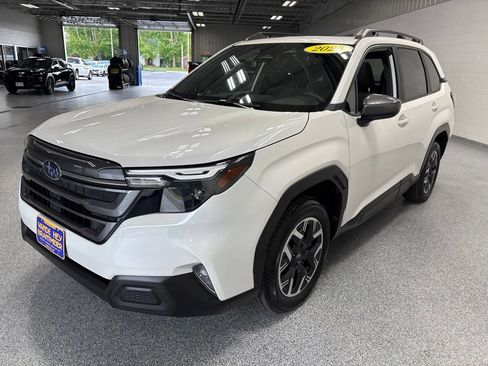 Used 2025 Subaru Forester Premium AWD/4WD image 3