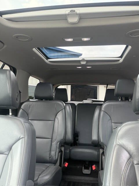 Used 2018 Chevrolet Traverse LT w/ LPO, Black Accent Package AWD/4WD image 13