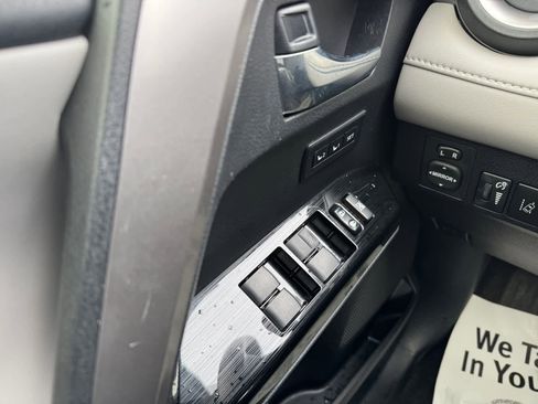 Used 2016 Toyota RAV4 Limited image 18