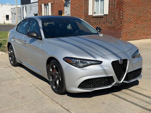 Used 2019 Alfa Romeo Giulia Ti Sport w/ Quick Order Package 22S Sport AWD/4WD image 3