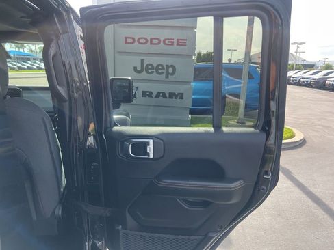 Used 2025 Jeep Wrangler Unlimited Sahara AWD/4WD image 43