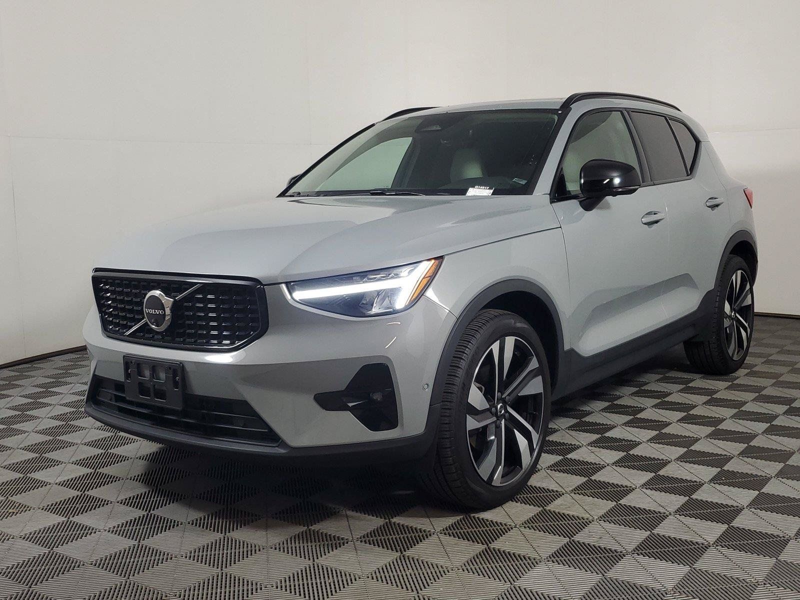 Certified 2024 Volvo XC40 B5 Plus w/ Climate Package AWD/4WD image 3