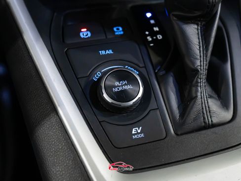 Used 2020 Toyota RAV4 LE image 33