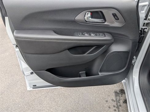 New 2026 Chrysler Pacifica Select image 9