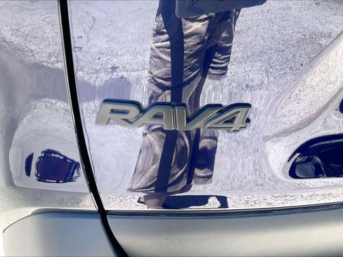 Used 2025 Toyota RAV4 XLE FWD image 29