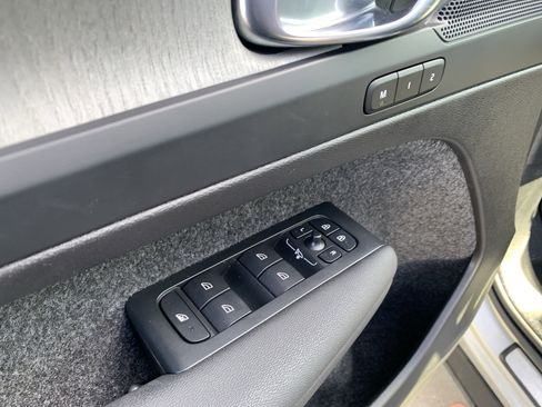 Used 2025 Volvo XC40 B5 Core image 15