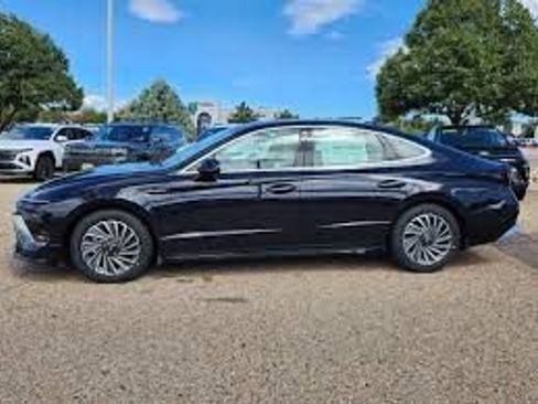 Used 2025 Hyundai Sonata SEL FWD image 3