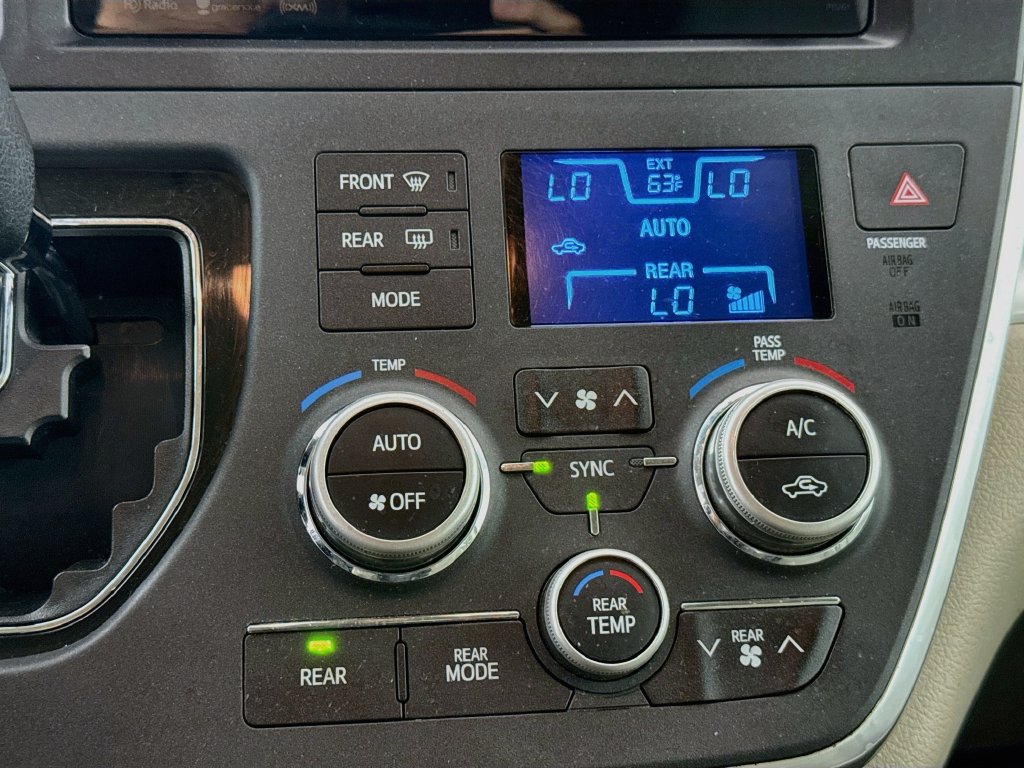 Used 2017 Toyota Sienna LE FWD image 16