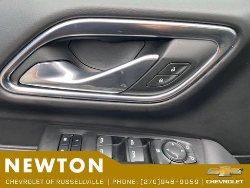 Used 2024 GMC Yukon SLT RWD image 9