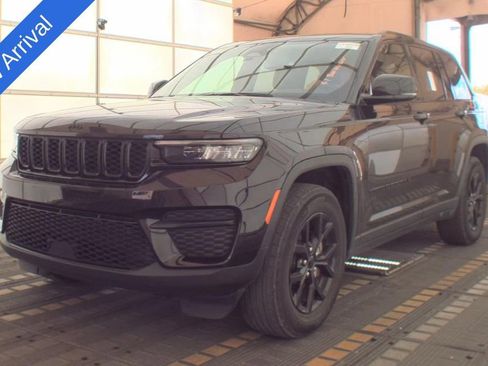 Used 2024 Jeep Grand Cherokee Altitude RWD image 1