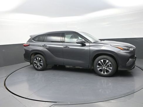 Used 2022 Toyota Highlander XLE image 21