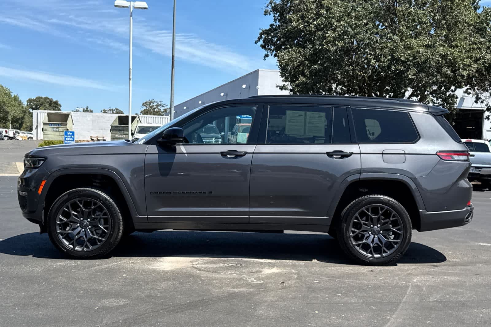 Used 2023 Jeep Grand Cherokee L Summit AWD/4WD image 5