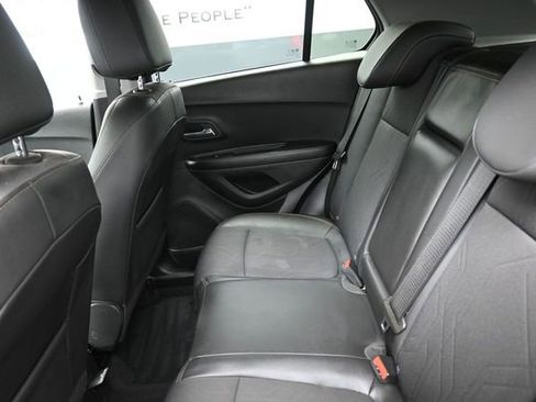 Used 2022 Chevrolet Trax LT w/ LT Convenience Package AWD/4WD image 15