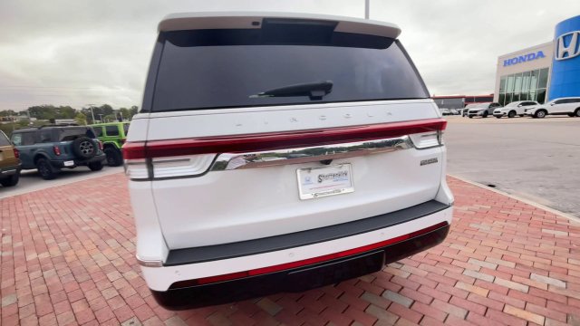 Used 2024 Lincoln Navigator Premiere AWD/4WD image 8