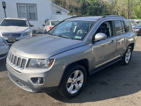 Used 2017 Jeep Compass Latitude AWD/4WD image 3
