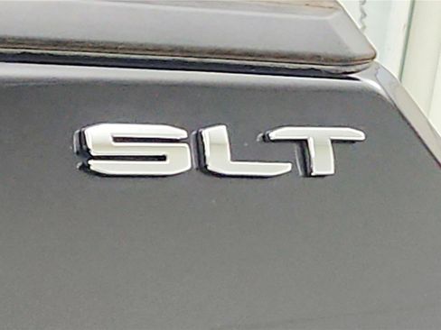 Used 2022 GMC Terrain SLT image 25