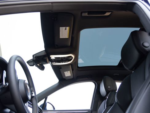 Certified 2025 Porsche Macan image 24