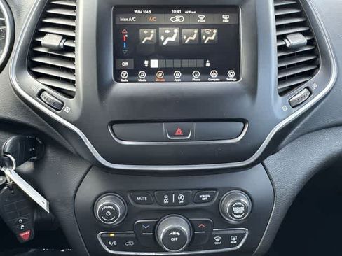 Used 2020 Jeep Cherokee Latitude AWD/4WD image 16