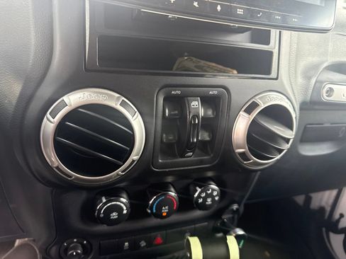 Used 2017 Jeep Wrangler Unlimited Sahara AWD/4WD image 14