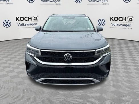 Used 2023 Volkswagen Taos SE w/ Panoramic Sunroof Package FWD image 2