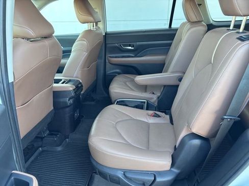 Used 2025 Toyota Grand Highlander AWD image 31