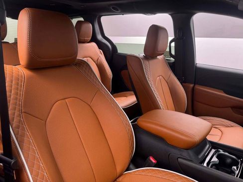 New 2026 Chrysler Pacifica Pinnacle image 21