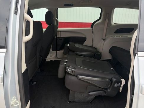 Used 2023 Chrysler Voyager LX FWD image 38