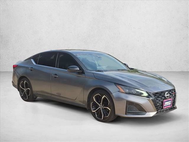 Used 2023 Nissan Altima 2.5 SR w/ SR Premium Package FWD image 3