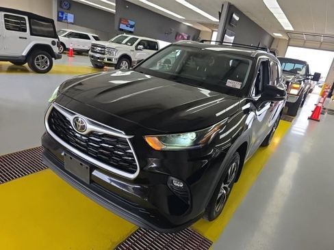 Used 2021 Toyota Highlander XLE AWD/4WD image 2