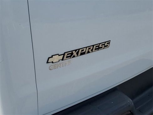 Used 2018 Chevrolet Express 2500 image 27