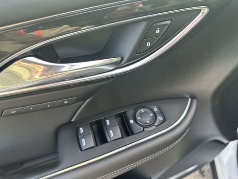 Used 2025 Buick Envision Preferred image 17