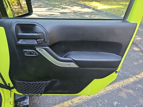 Used 2017 Jeep Wrangler Unlimited Sahara AWD/4WD image 14