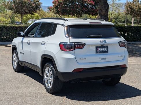 Used 2024 Jeep Compass Latitude AWD/4WD image 8