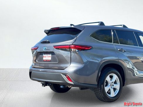 Used 2022 Toyota Highlander LE FWD image 10