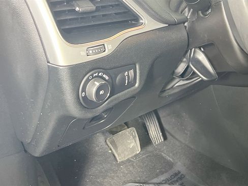 Used 2022 Jeep Cherokee Latitude image 10