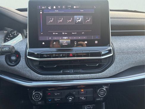 Used 2024 Jeep Compass Latitude image 12