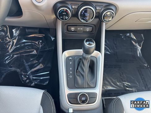 Used 2025 Hyundai Venue SEL image 21