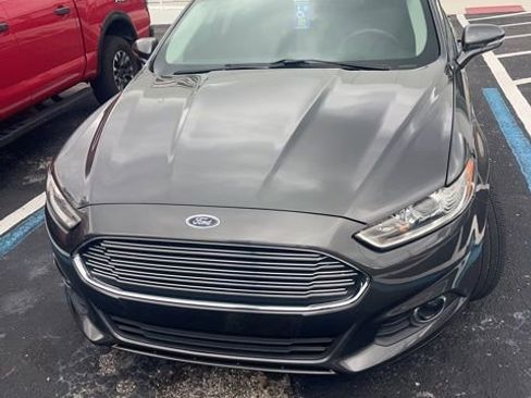 Used 2016 Ford Fusion SE FWD image 2