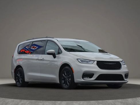 Used 2021 Chrysler Pacifica Touring w/ S Appearance Package image 37