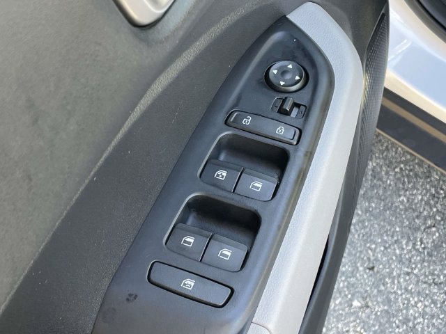 Certified 2025 Hyundai Venue SEL FWD image 16