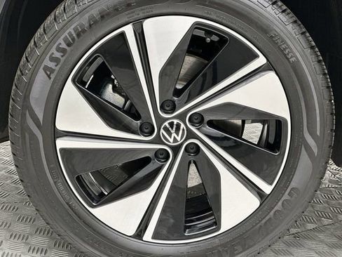 Certified 2025 Volkswagen Taos SE image 12