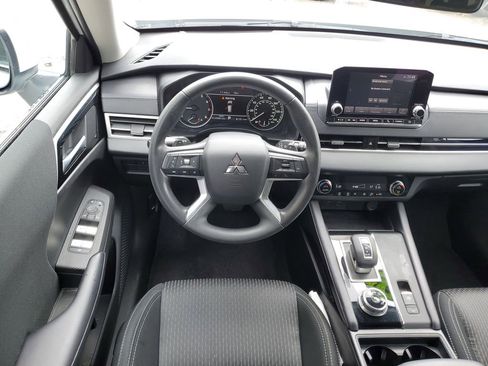 Used 2023 Mitsubishi Outlander ES FWD image 12