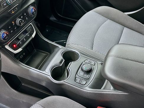 Used 2023 GMC Terrain SLE w/ Driver Convenience Package image 16