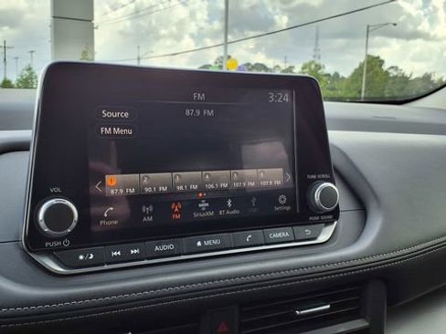 Used 2025 Nissan Rogue SV image 24